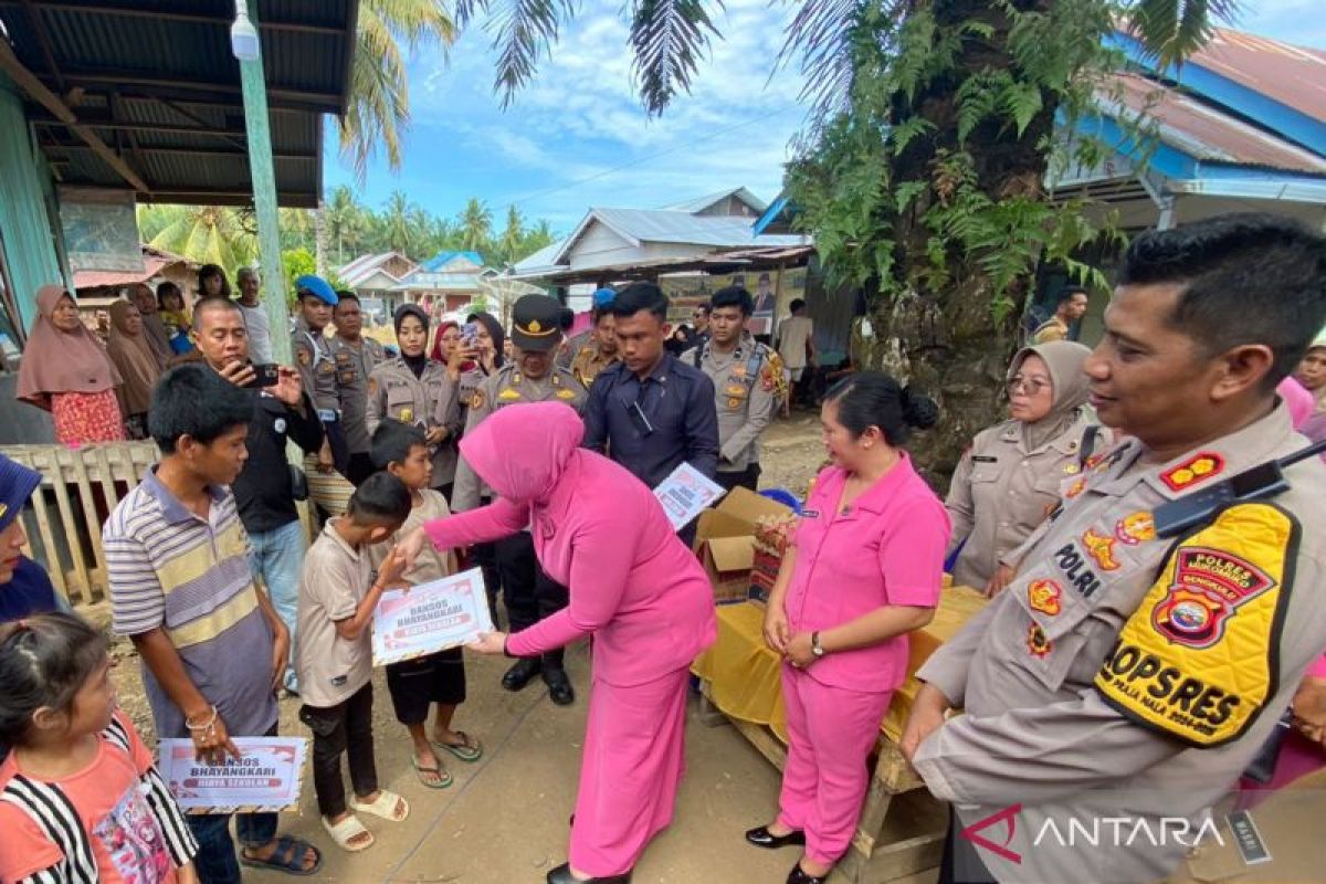 Polres Mukomuko bedah satu rumah tidak layak huni