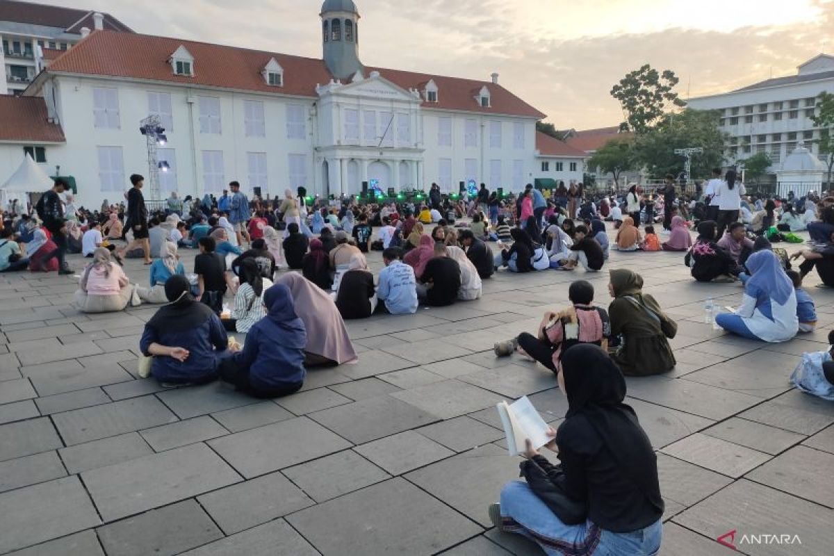 Taman Fatahillah Kota Tua dipadati pengunjung untuk saksikan JLF