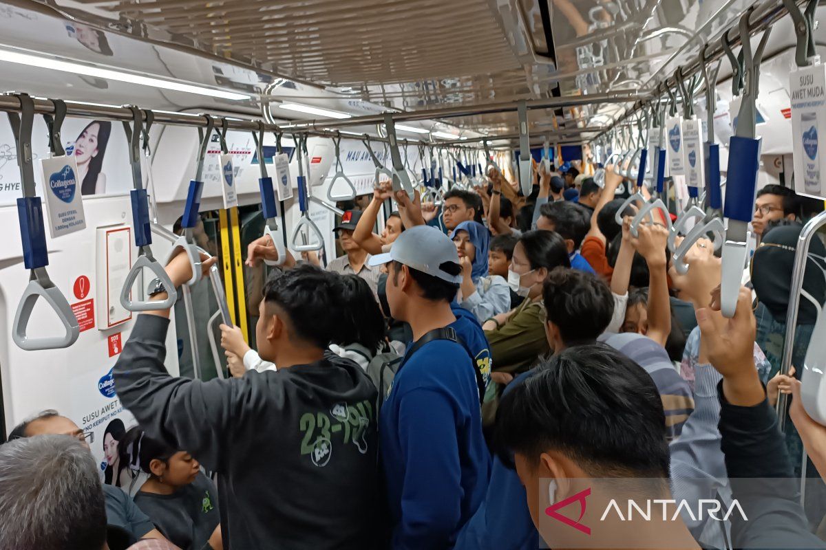 Penumpang MRT arah Bundaran HI meningkat jelang malam pergantian tahun