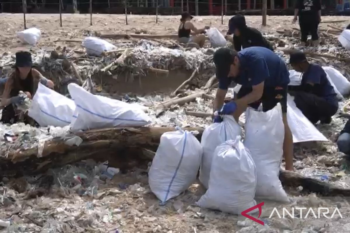 Ratusan orang tutup tahun bersihkan sampah di Pantai Kedonganan