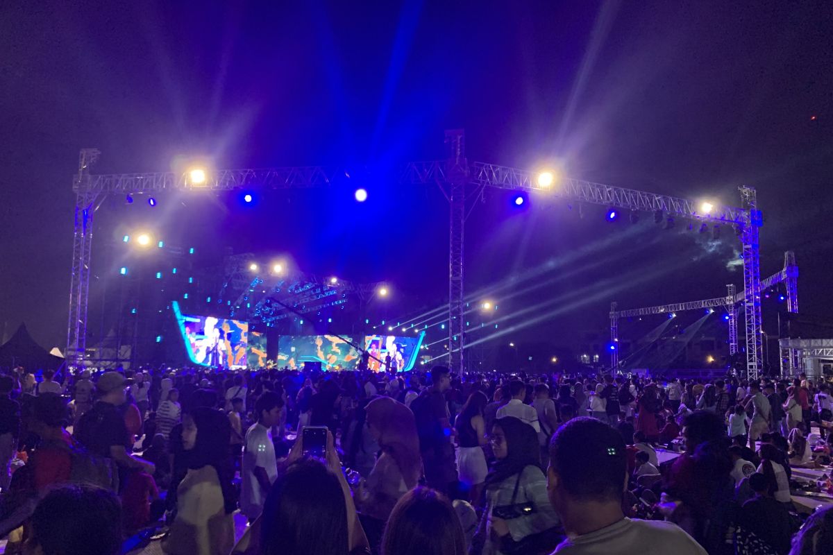 Ribuan pengunjung nikmati konser jelang pergantian tahun di area Pantai Ancol