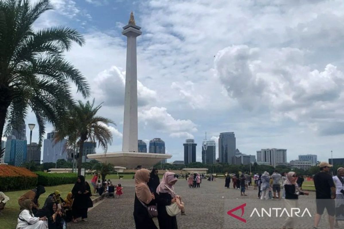 Malam tahun baru, lebih 44 ribu warga merapat di Monas