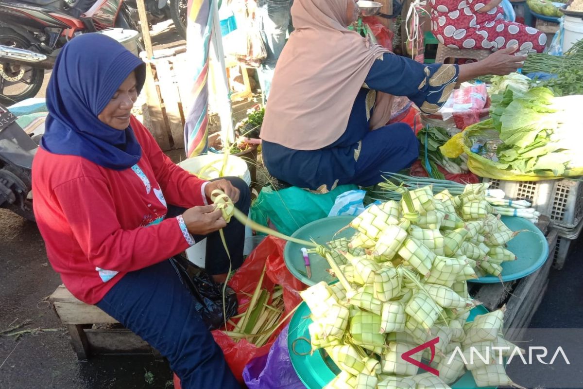 Jelang pergantian tahun, pedagang anyaman ketupat di Ambon panen rezeki