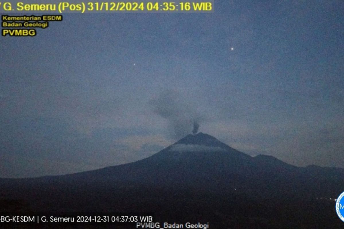 Gunung Semeru erupsi dengan visual letusan tidak teramati