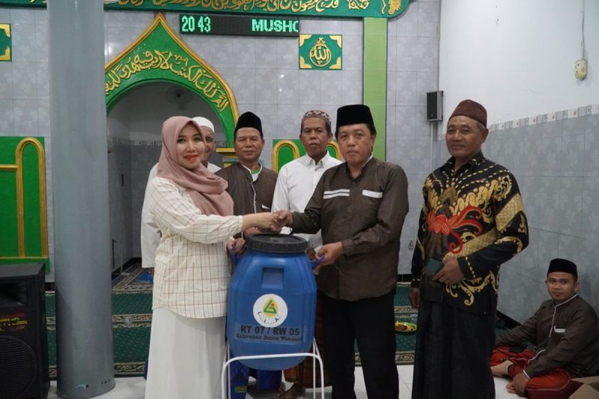 Bikin program tempat sampah gantung di Surabaya dan Gresik, Senator Lia Istifhama: Semoga berkelanjutan