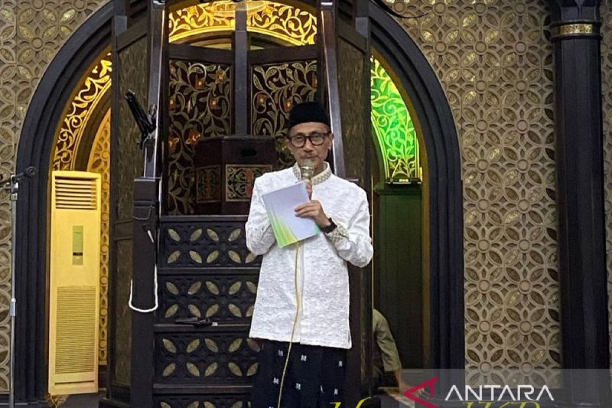 Warga memadati lokasi zikir dan doa di Masjid Baiturrahman Limboto