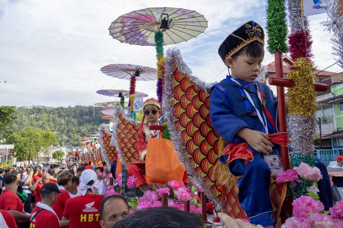 Etnis Tionghoa Padang les tarikan tradisi Sipasan pada generasi muda