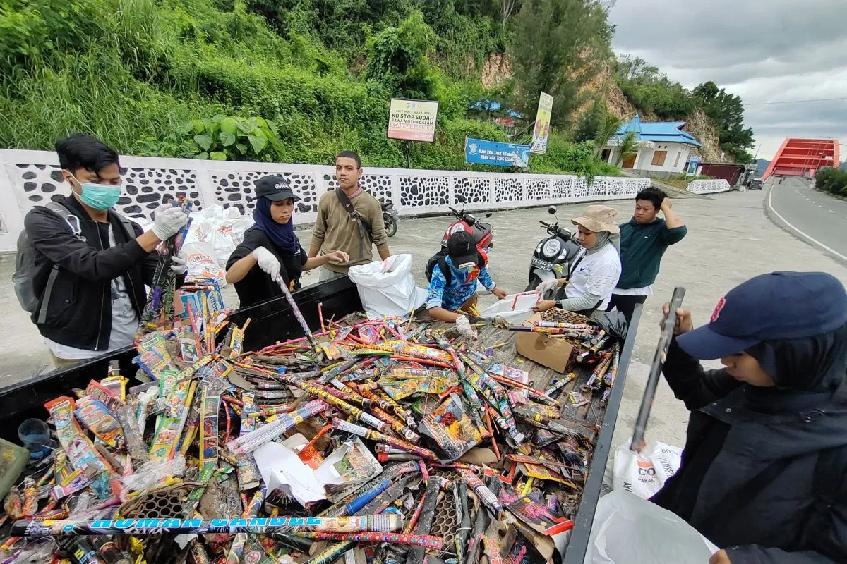 Rumah bakau Jayapura lakukan gerebek sampah di jembatan Youtefa