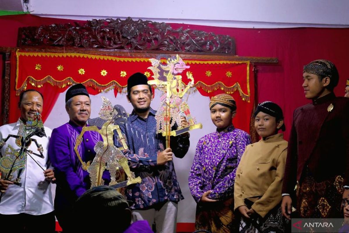 Warga Kediri peringati tahun baru 2025 dengan wayangan