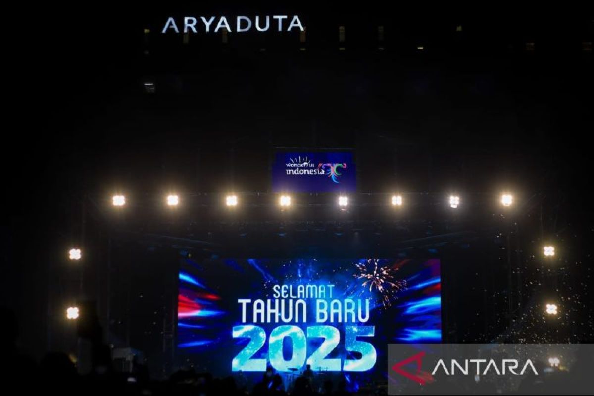 Saksikan pergantian tahun, belasan ribu warga padati Lapangan Benteng
