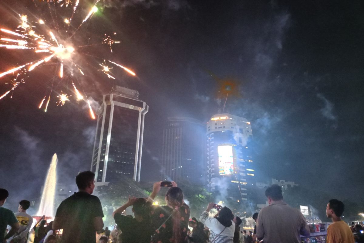 Kemeriahan warnai malam Tahun Baru 2025 di Monas dan Patung Kuda