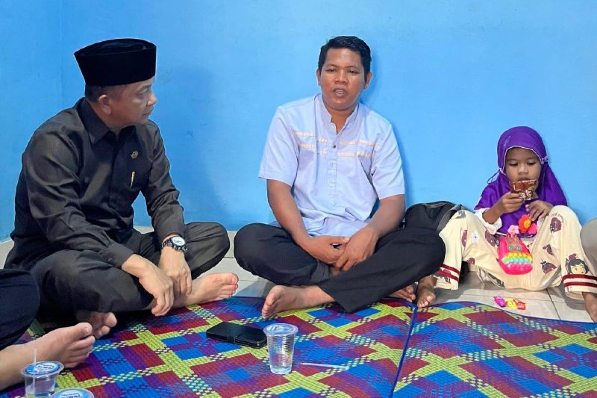 Ketua PKS Babel Aksan Visyawan kunjungi rumah duka korban pohon tumbang