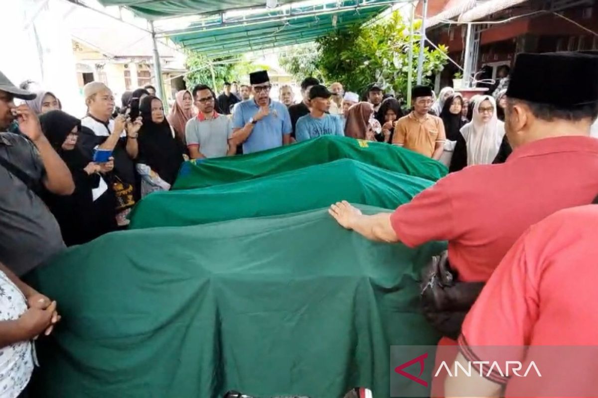 Ratusan orang hadiri pemakaman satu keluarga di Pekanbaru yang tewas tertabrak