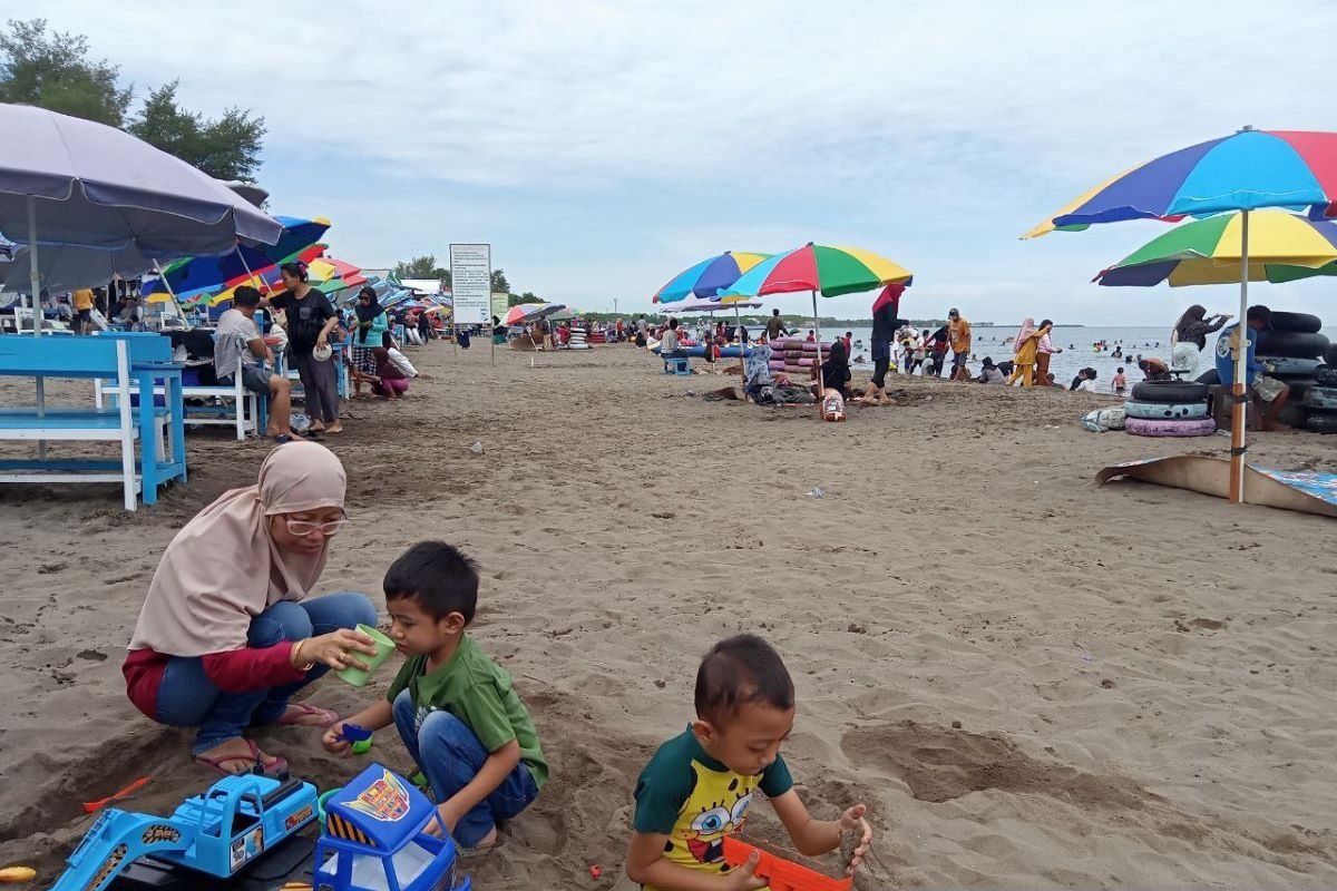 Pantai di Makassar masih jadi destinasi favorit libur akhir tahun bersama keluarga