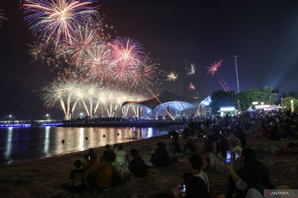 Ribuan pengunjung nikmati konser jelang pergantian tahun 2024 di Ancol