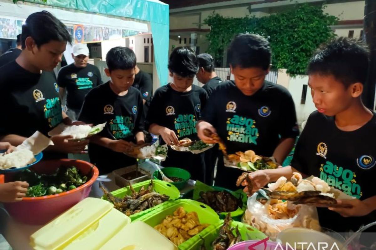 Anak-anak dan orang tua berbaur pada acara "Ayo Makan Ikan"