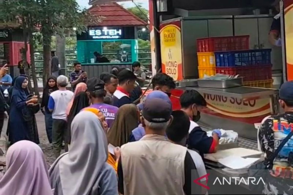 Pengusaha kuliner asal Solo rutin bagi makanan untuk warga