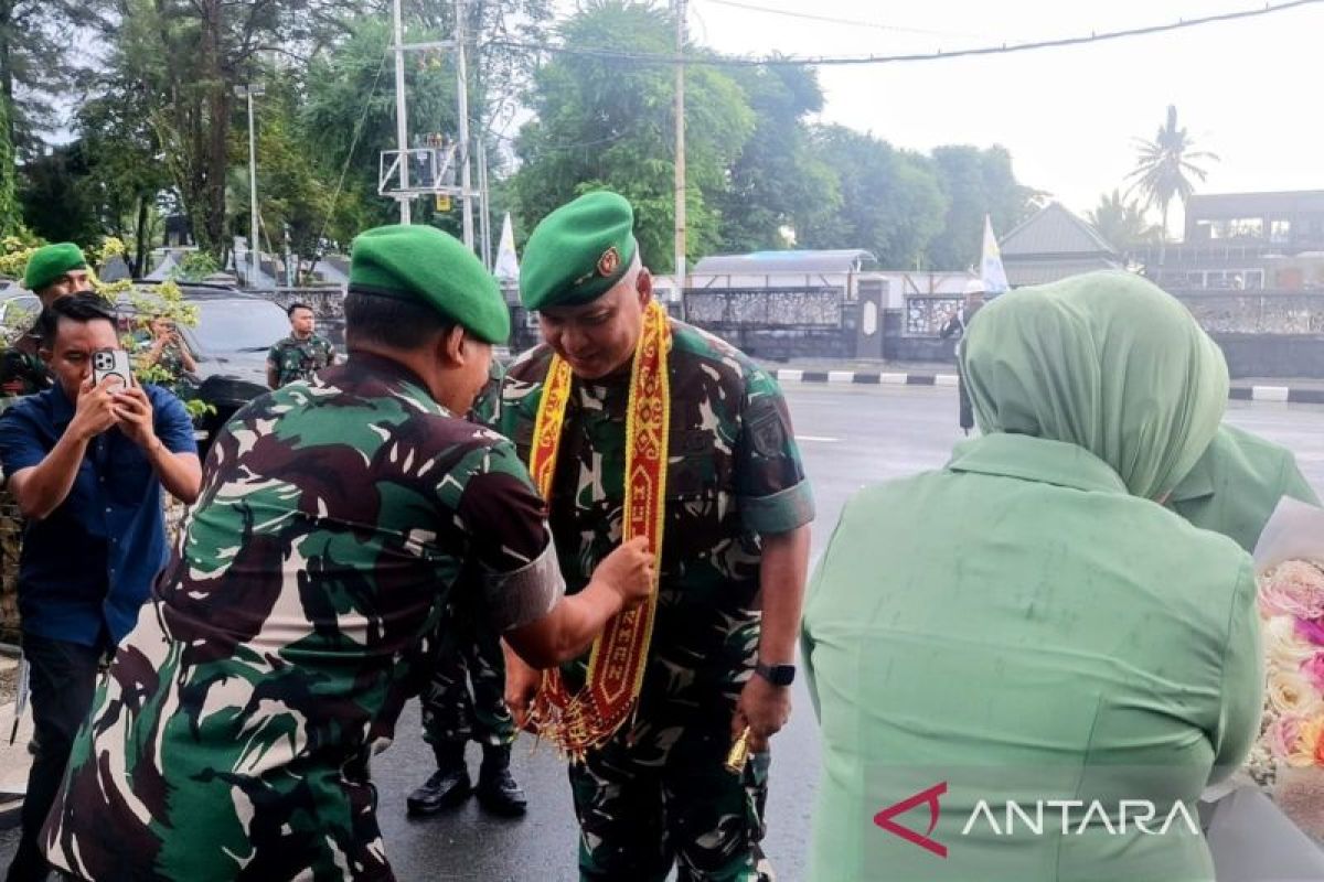 Pangdam VI/Mulawarman yang baru disambut kalung syal manik-manik