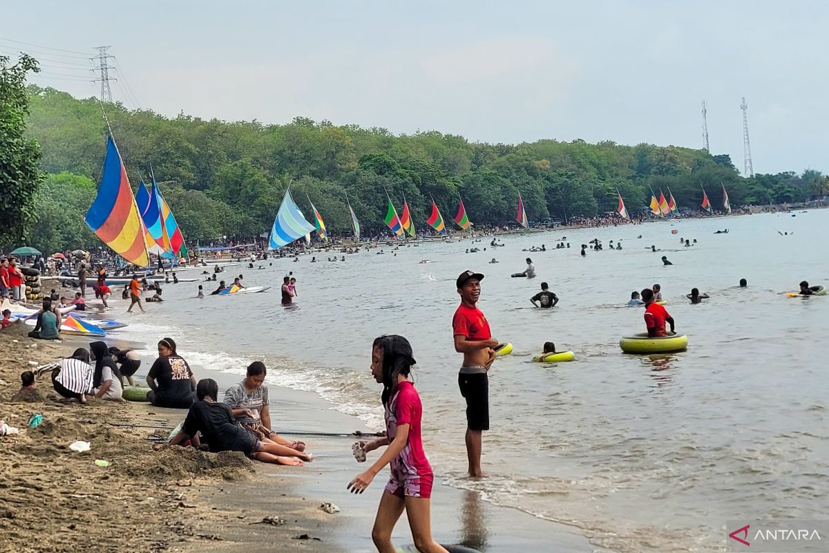 Libur Tahun Baru 2025, kunjungan wisatawan ke Pasir Putih Situbondo hanya 4.069 orang