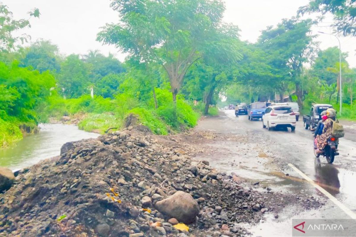 BPBD Situbondo minta bantuan Pemprov siagakan alat berat di lokasi banjir pantura