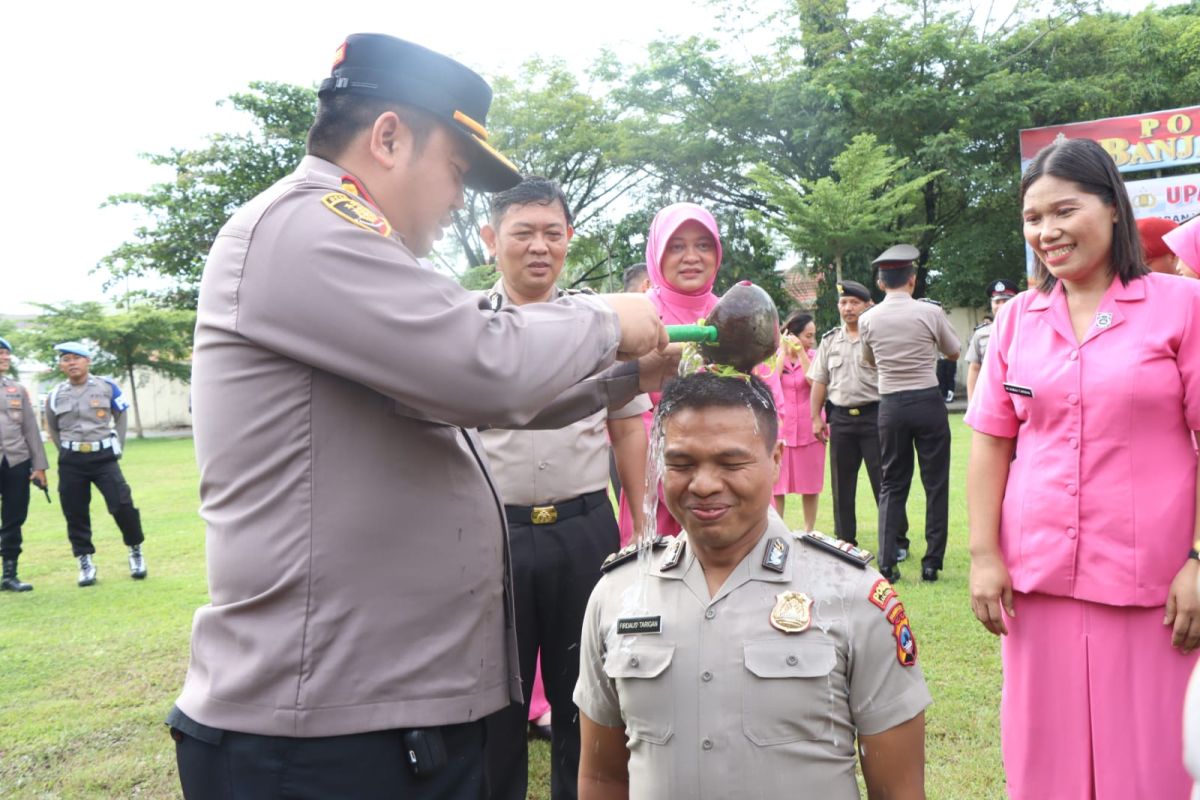 Kapolres Banjarbaru minta personel naik pangkat amanah dan profesional