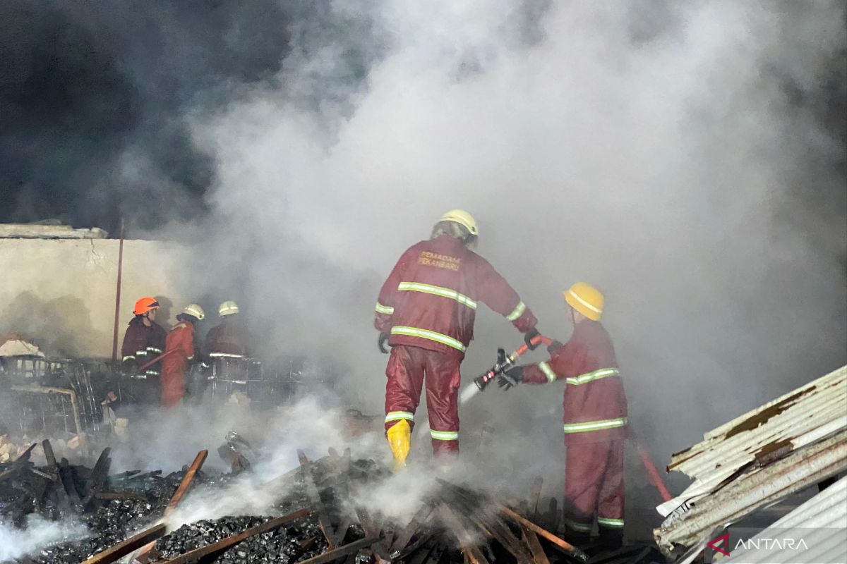 Gudang kayu di Pekanbaru ludes dilahap api, terdengar beberapa kali ledakan