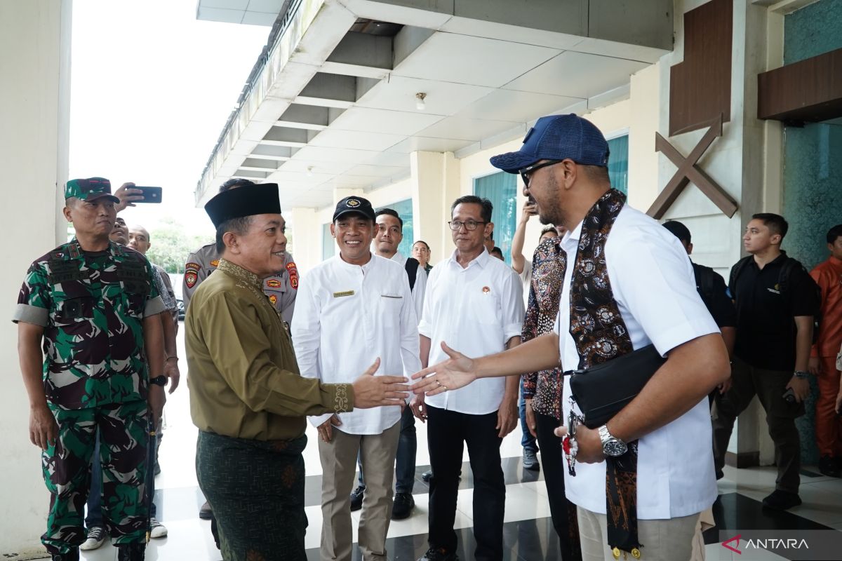 Wamen Kebudayaan tinjau pemugaran Candi Muaro Jambi