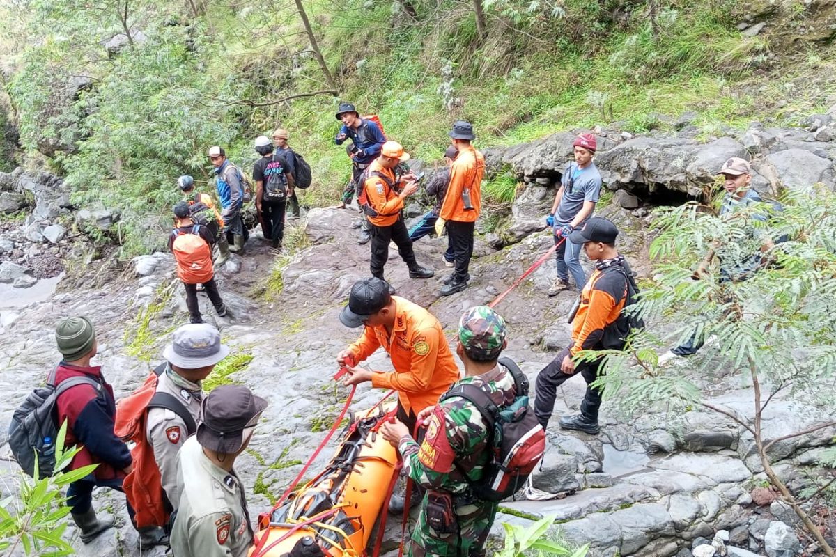 Basarnas Bali mengeluarkan jenazah warga Korea dari Gunung Agung