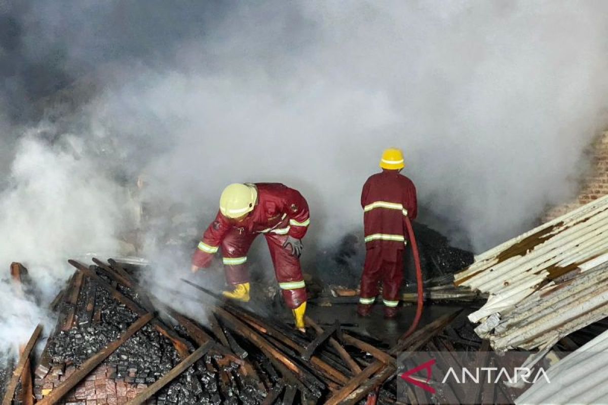 Polisi selidiki dugaan penimbunan solar di lokasi kebakaran Pekanbaru