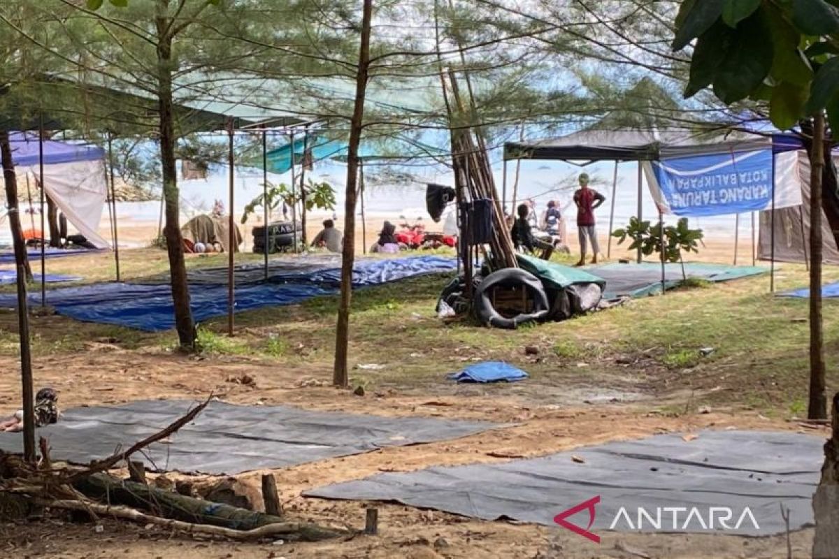 Pengunjung Pantai Manggar diliburan akhir tahun menurun