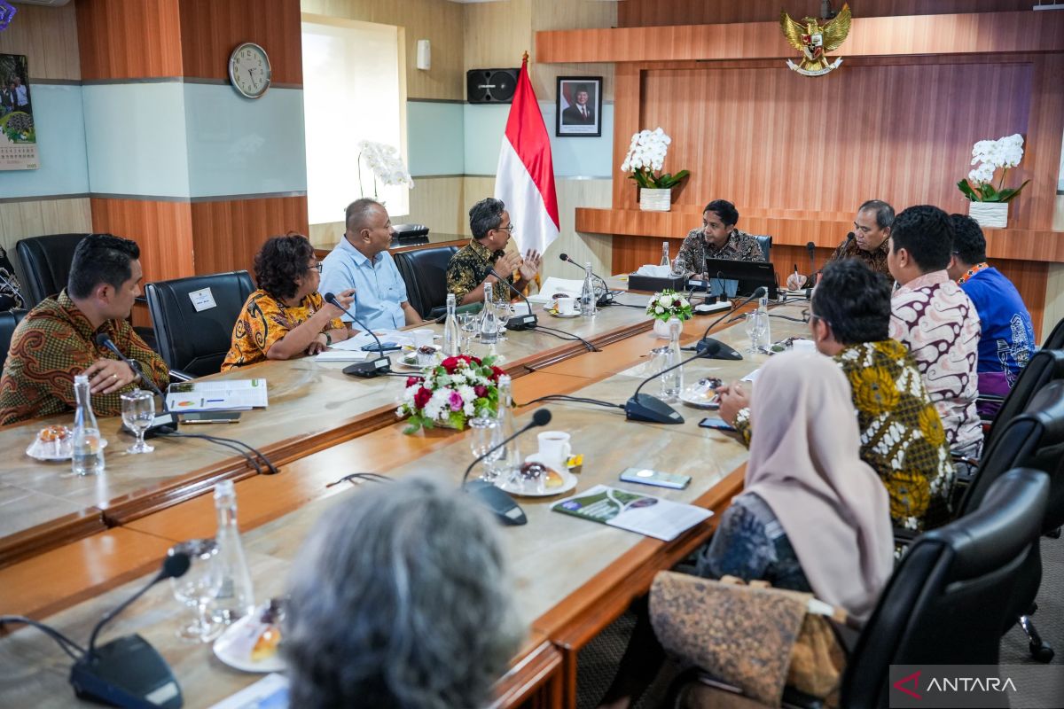 Menhut Raja Juli ungkap terbuka selesaikan masalah hutan