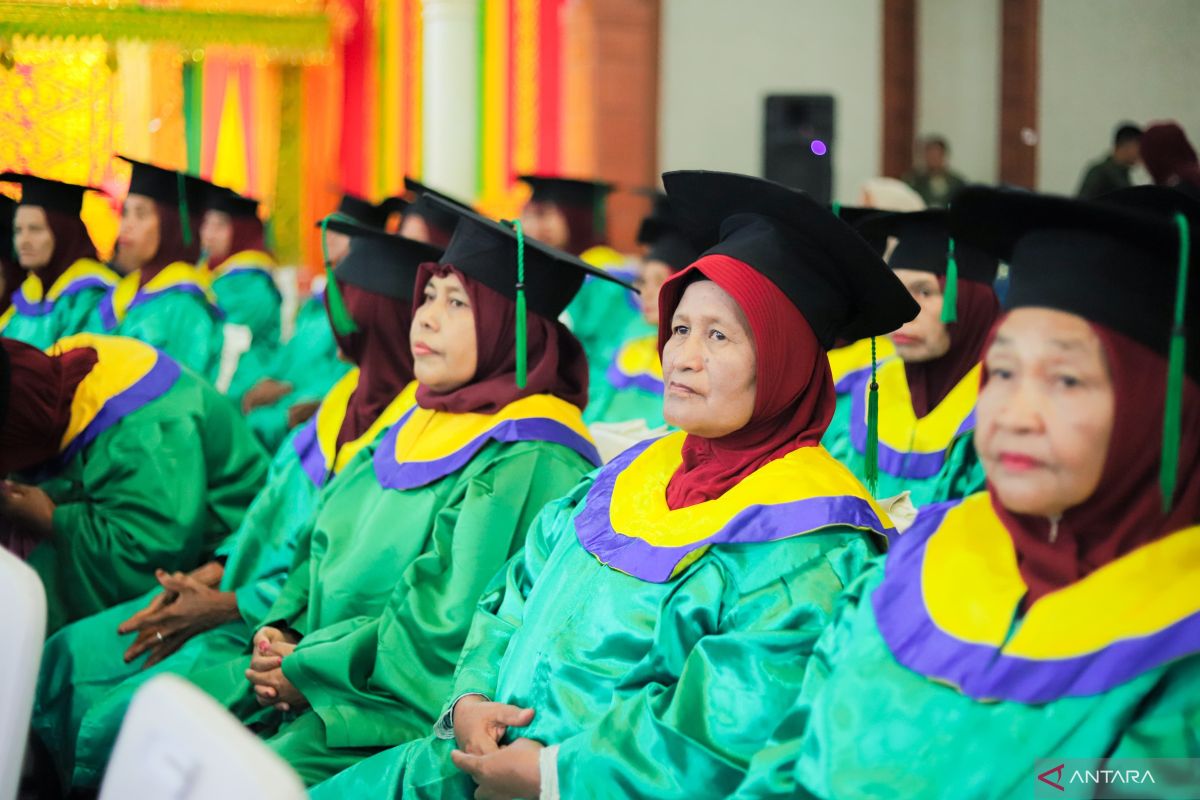 Pemkab Nagan Raya Aceh wisuda 82 siswa warga lanjut usia