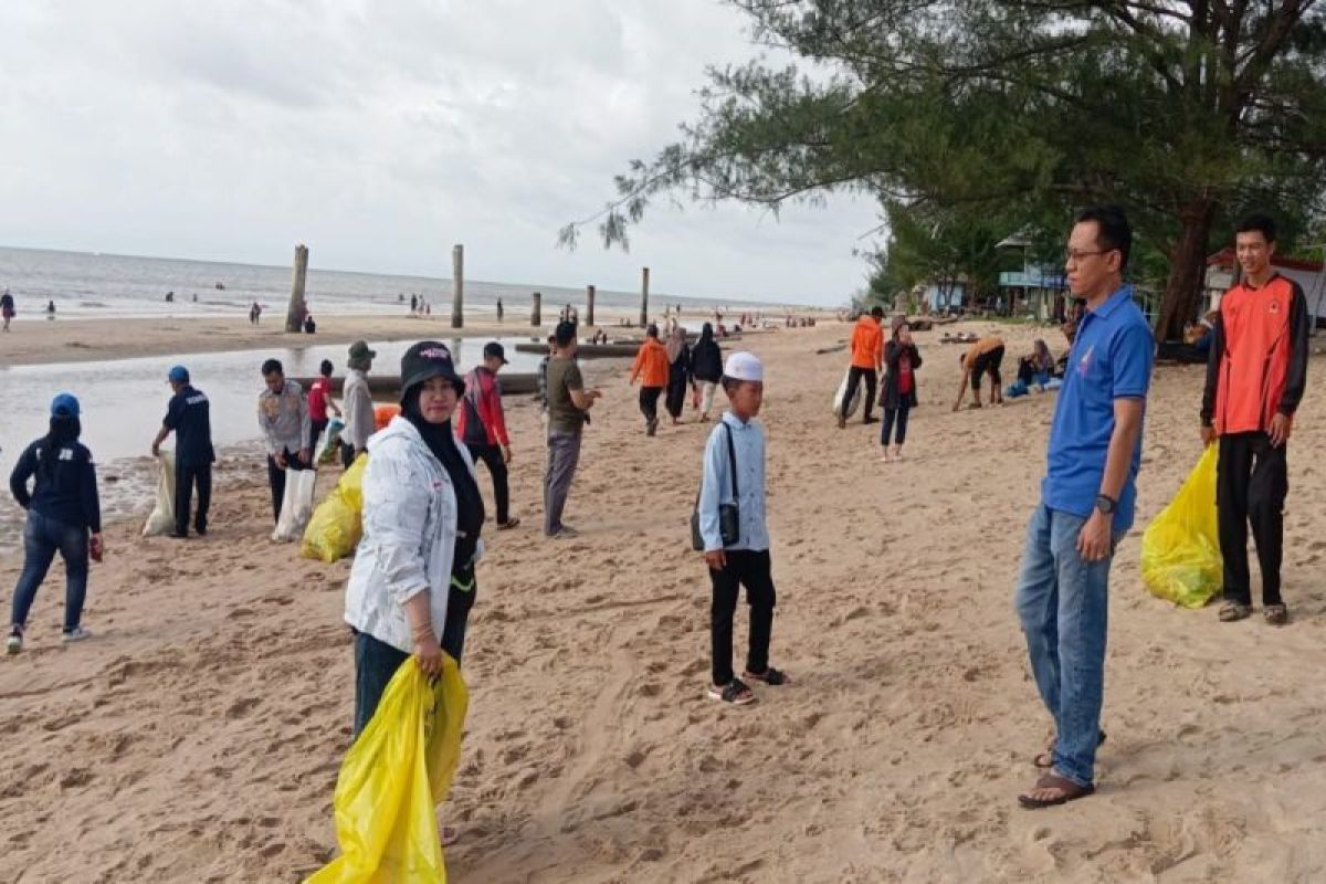 Wisatawan diajak peduli kebersihan Pantai Ujung Pandaran