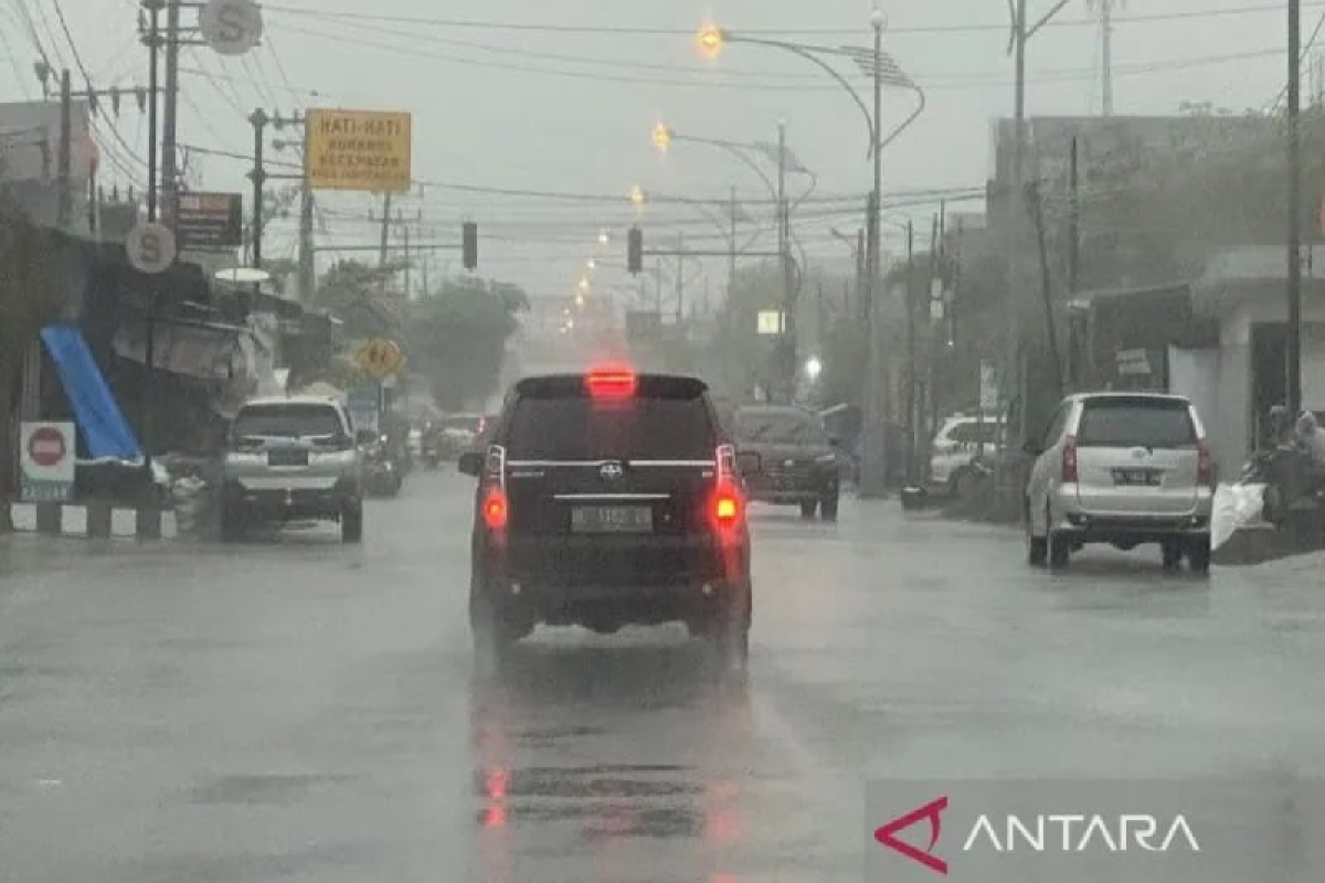 Lima kabupaten di Kalsel berpotensi hujan badai pada Senin