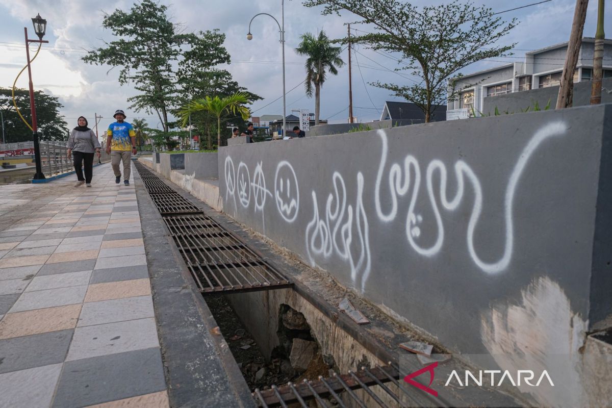 Aksi corat coret di Taman Kali Kadia