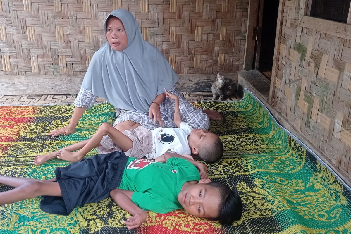 Kakak beradik penderita lumpuh di Lebak Banten butuh bantuan pengobatan