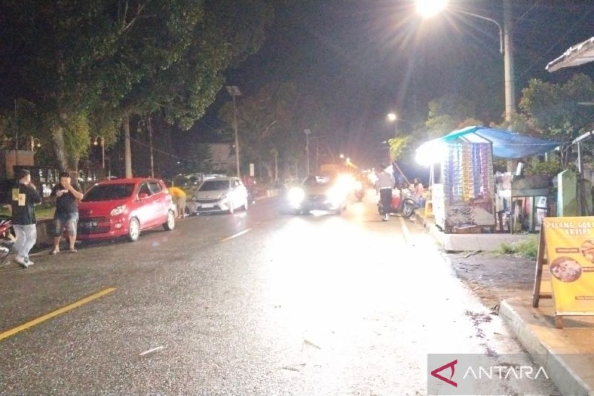 Satpol PP Mukomuko tata pedagang di bundaran Lapangan Merdeka