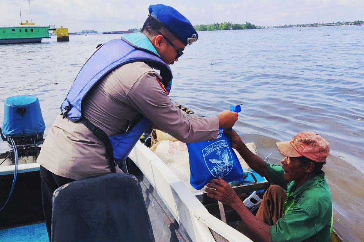 Satpolairud Banjarmasin salurkan sembako ke warga di perairan