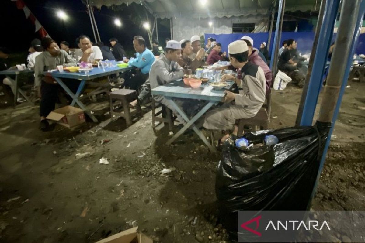 DLH Tapin Kalsel sebar kantong sampah di 80 posko Haul ke-20 Guru Sekumpul