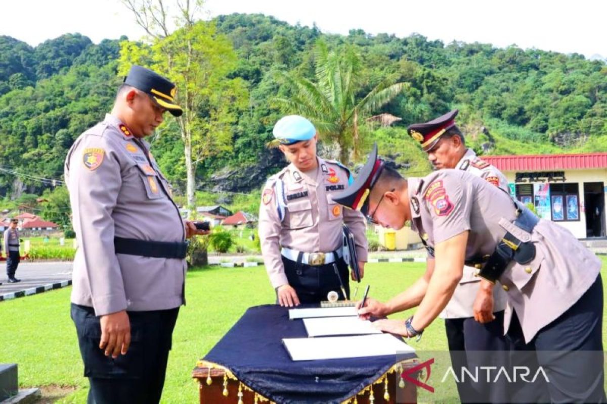 Kapolres Padang Panjang pimpin sertijab pejabat utama