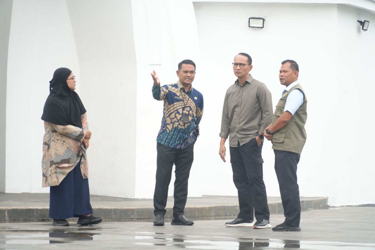 Pentas seni disiapkan di mini amphitheater Pantai Ampenan Mataram