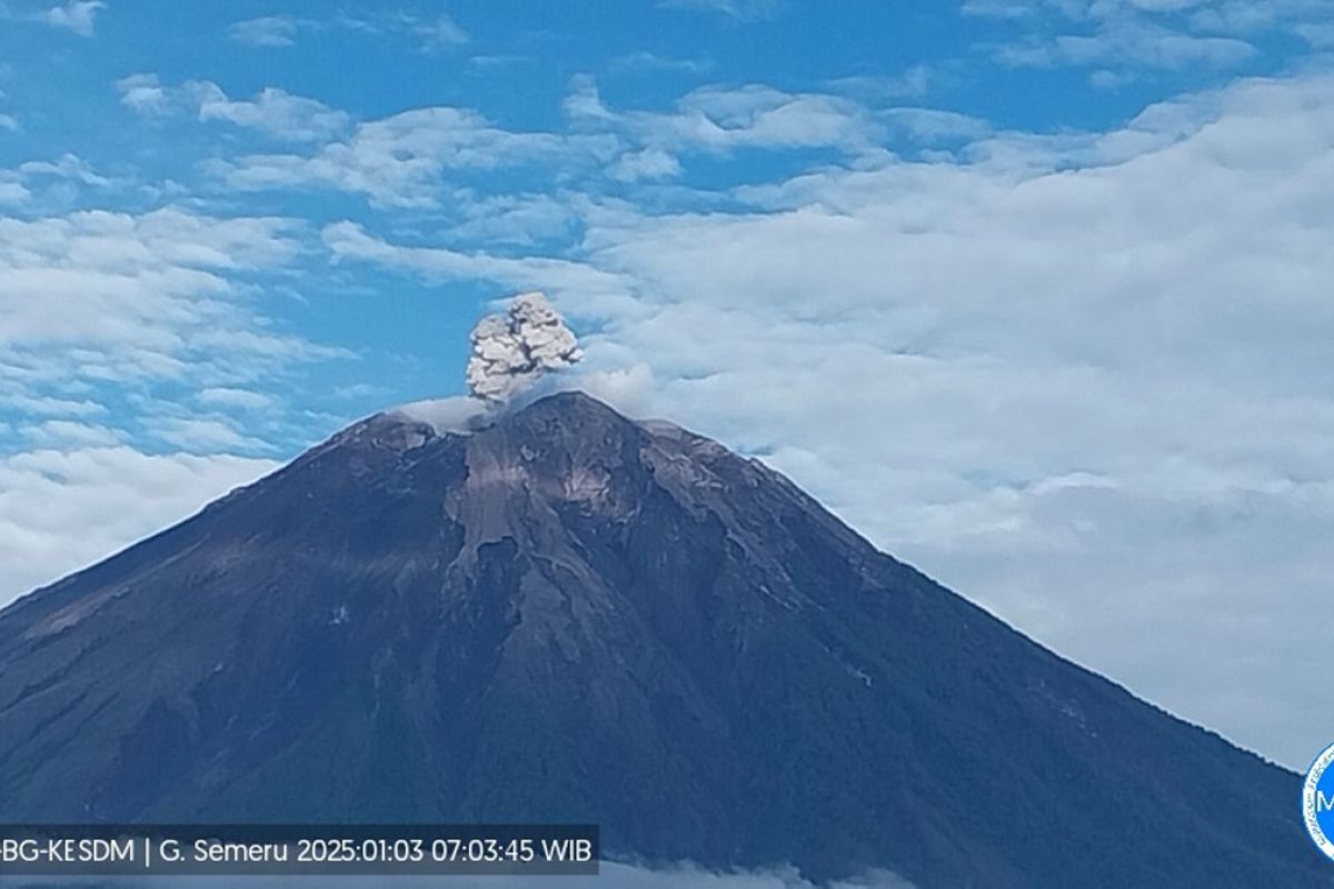 Gunung Semeru erupsi disertai letusan setinggi 700 meter pada Jumat pagi