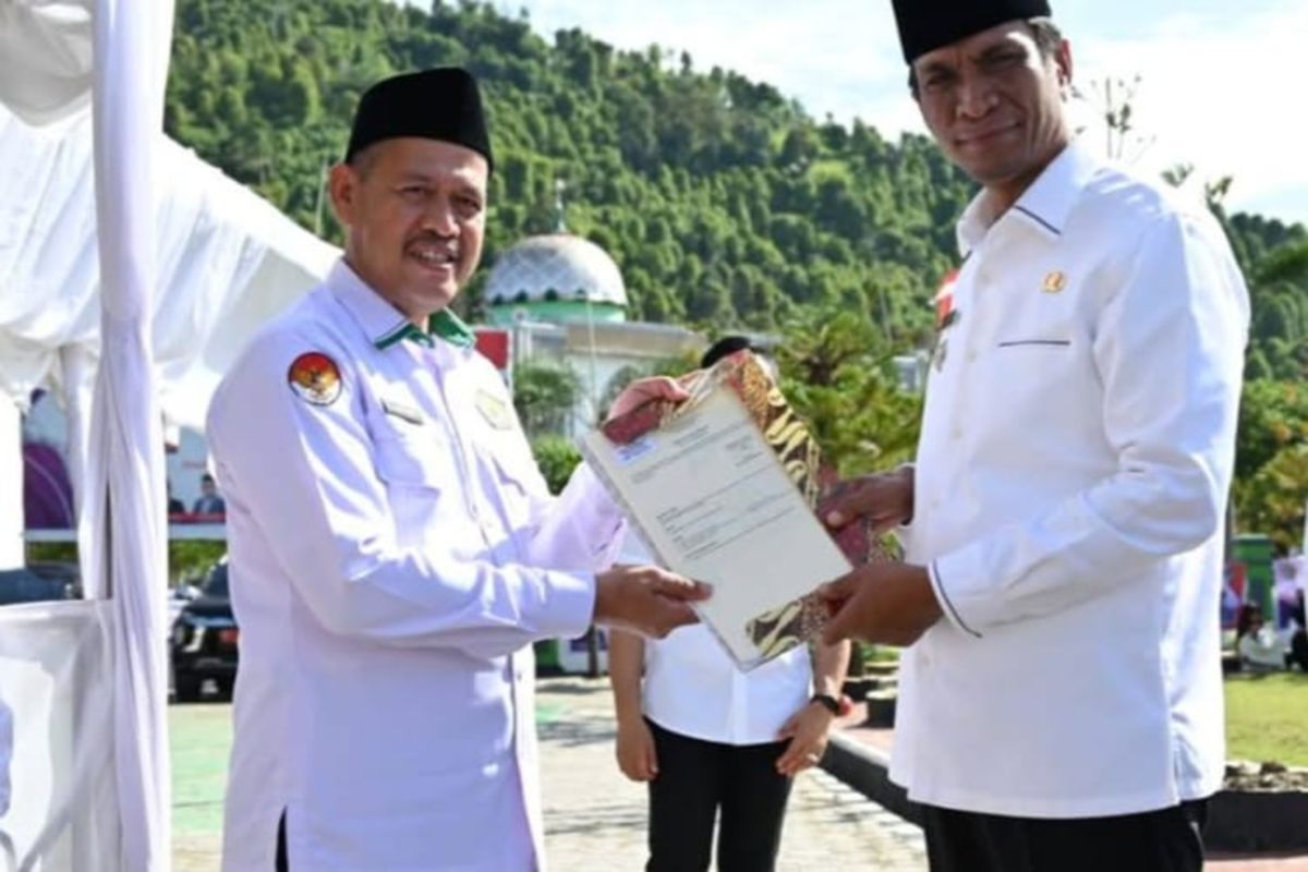 Pj Bupati Kolut serahkan 12 sertifikat tanah masjid dan madrasah