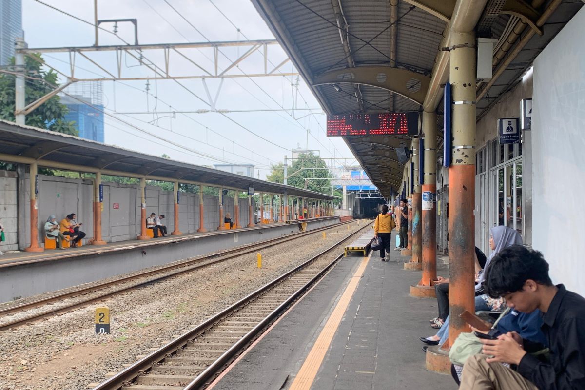 Pengguna KRL tolak rencana penutupan Stasiun Karet