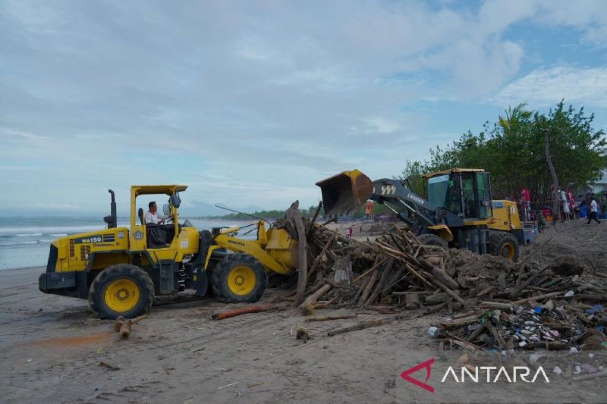 DLHK-DPUPR Badung jalin sinergi tangani sampah kiriman di Pantai Kuta