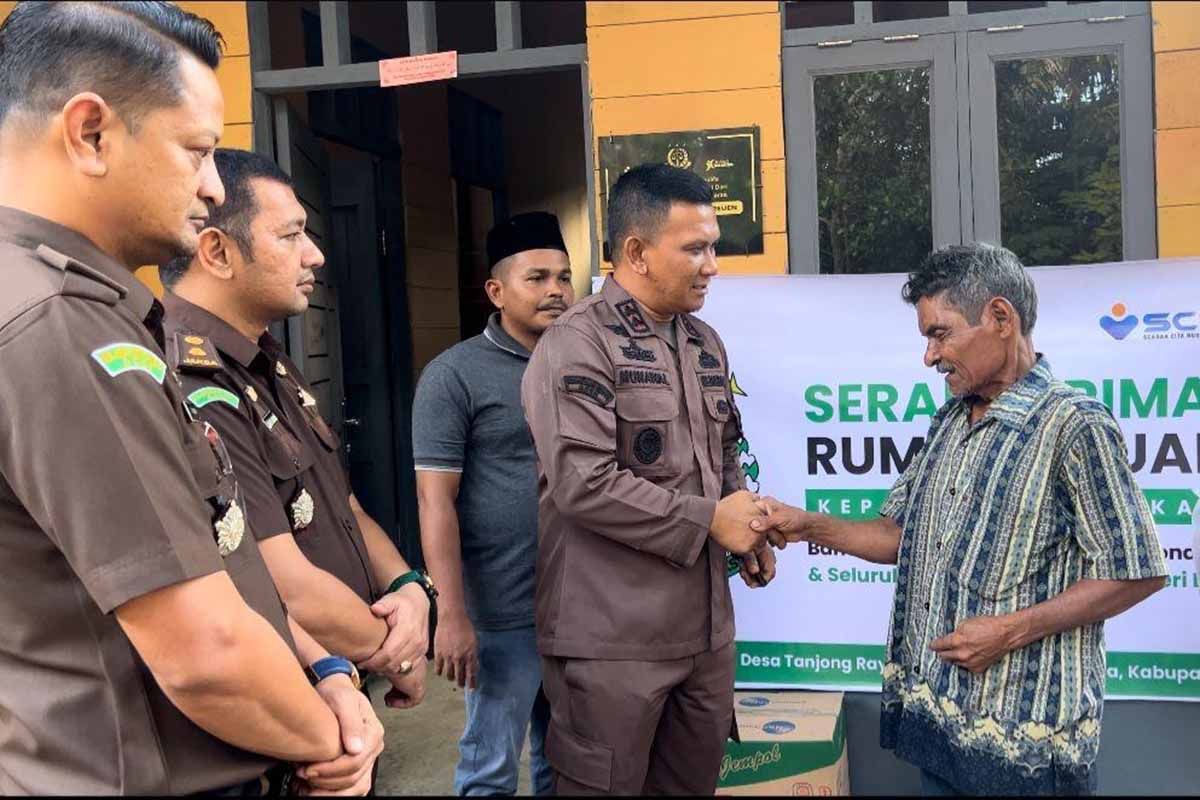 Kejari Bireuen bantu pembangunan rumah duafa