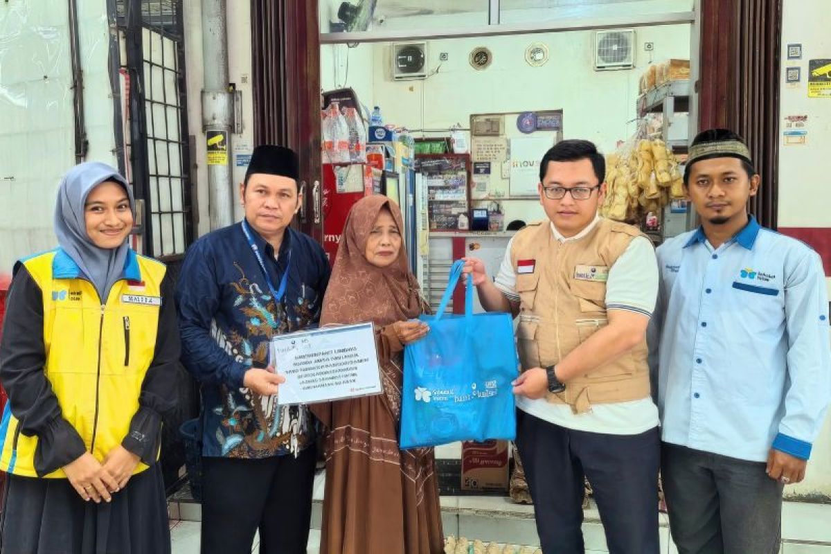 UPZ Bank Kalsel berikan paket sembako kepada 50 orang ibu dhuafa