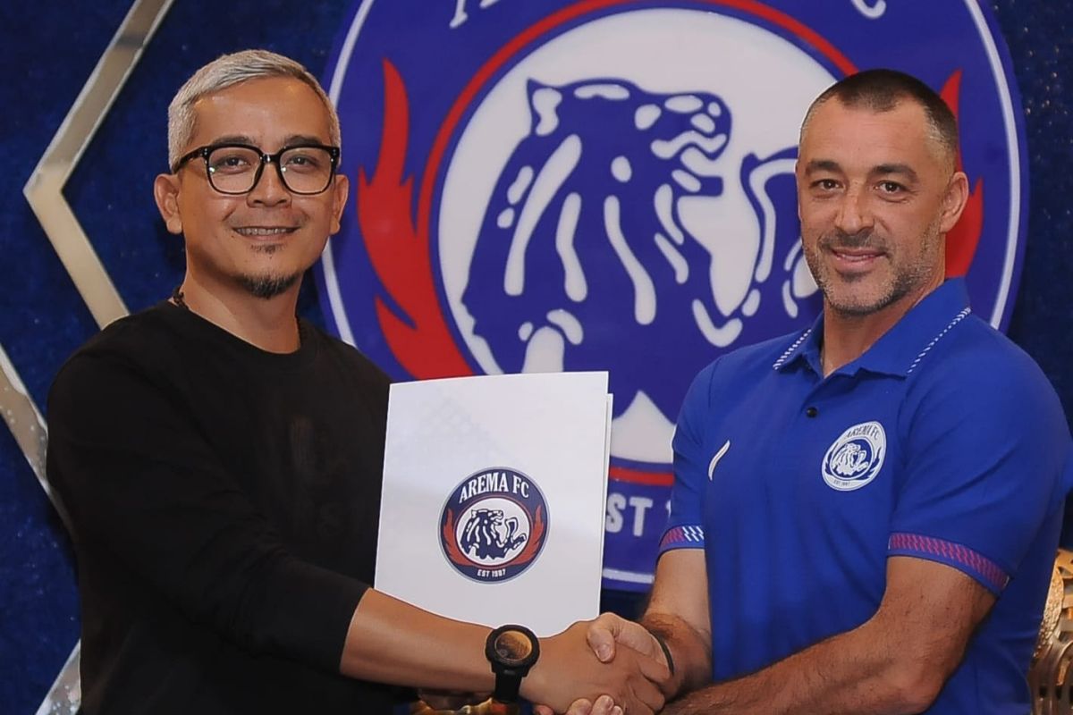 Manajemen Arema FC resmi tunjuk Ze Gomes sebagai pelatih