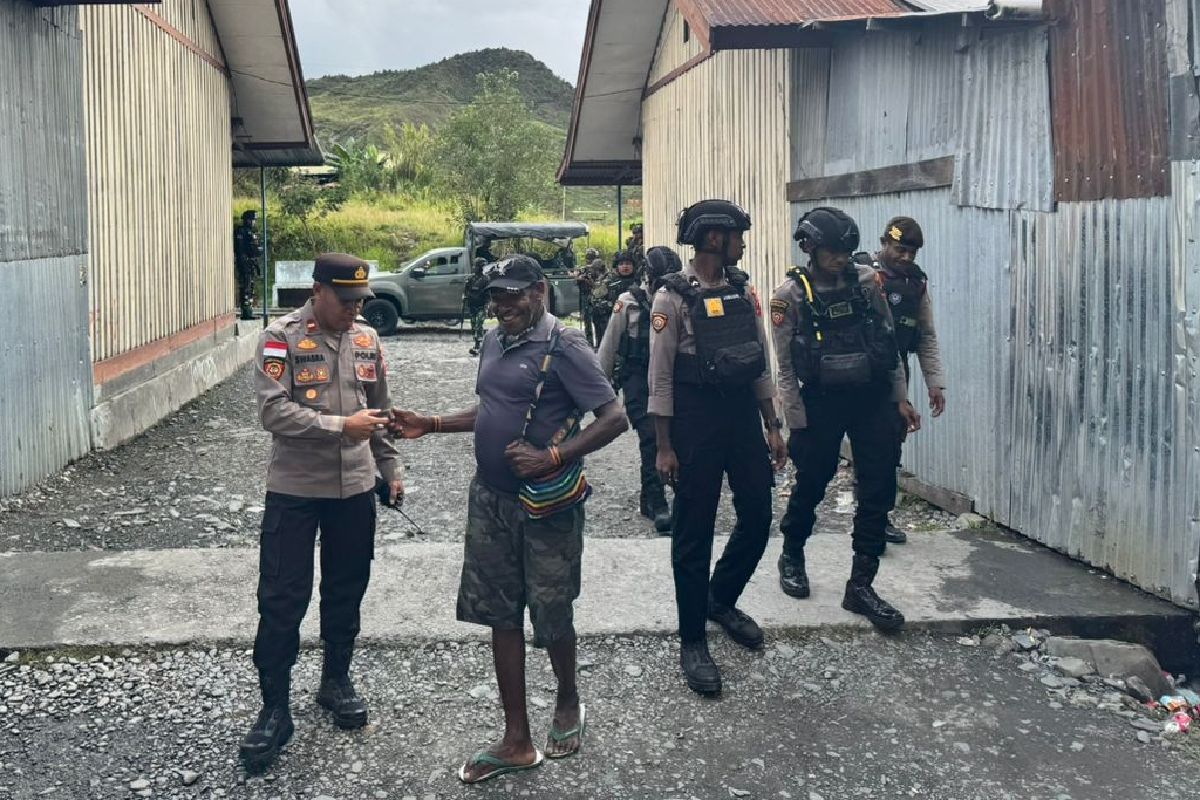 Patroli gabungan TNI-Polri beri rasa aman ke warga di Puncak Jaya