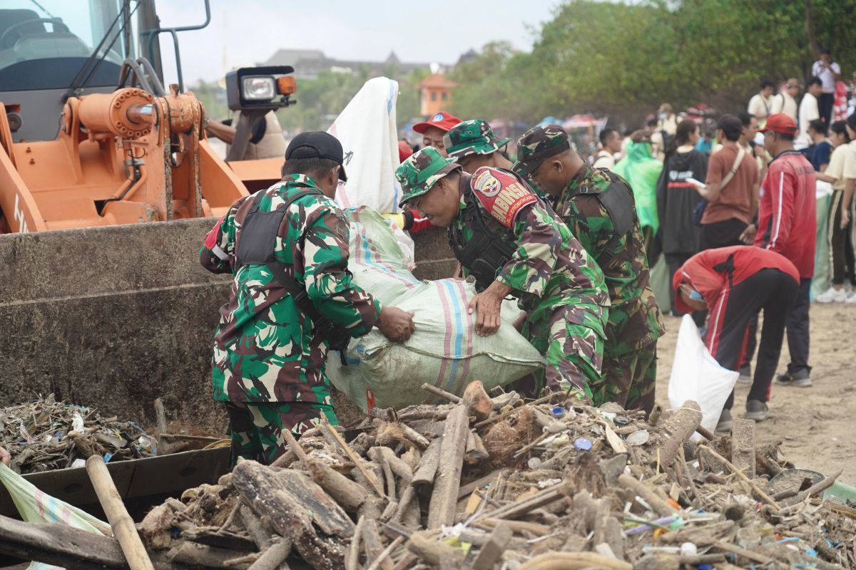 Pangdam Udayana pimpin prajuritnya bersihkan sampah laut di Pantai Kuta